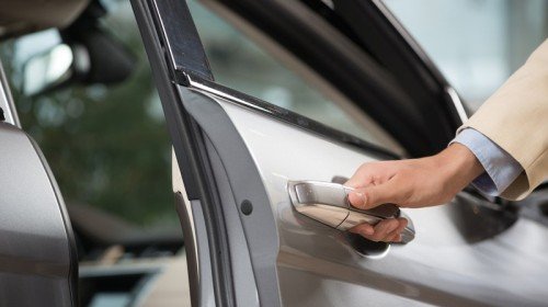 Qual a importância da qualidade da borracha em portas de veículos para a segurança e durabilidade?